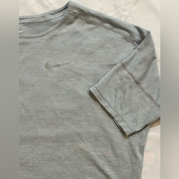 Nike Dri-FIT Medalist Top Shirt - Picture 5 of 14